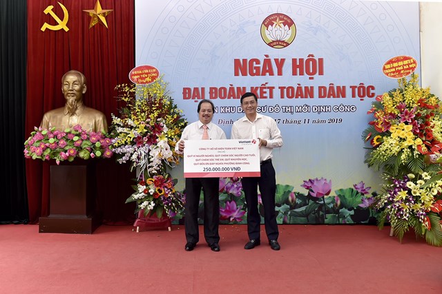 C&ocirc;ng ty Xổ số điện to&aacute;n Việt Nam trao tặng 5&nbsp;Quỹ hỗ trợ của phường Định C&ocirc;ng với số tiền 250 triệu đồng.