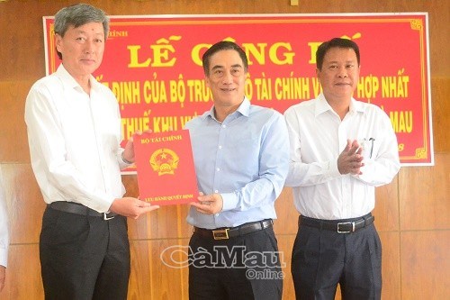 Thứ trưởng Trần Xu&acirc;n H&agrave; trao quyết định cho Cục Thuế tỉnh C&agrave; Mau.