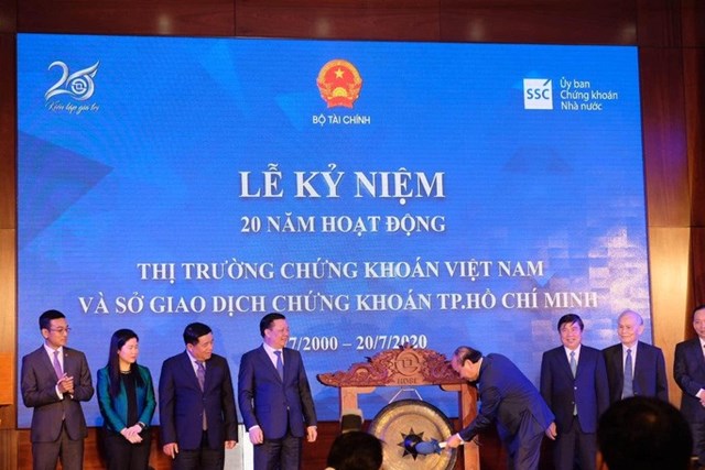 Thủ tướng Nguyễn Xu&acirc;n Ph&uacute;c thực hiện nghi thức đ&aacute;nh cồng kỷ niệm 20 năm hoạt động thị trường chứng kho&aacute;n Việt Nam.
