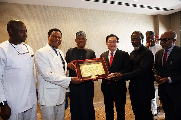 Ph&oacute; Thủ tướng Vương Đ&igrave;nh Huệ tặng qu&agrave; lưu niệm cho Hiệp hội Doanh nghiệp Nigeria-Việt Nam. Ảnh: VGP