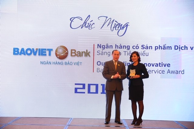 Đại diện BAOVIET Bank nhận&nbsp;giải thưởng "Ng&acirc;n h&agrave;ng c&oacute; sản phẩm dịch vụ sang tại ti&ecirc;u biểu", do IDG v&agrave; Hiệp Hội Ng&acirc;n h&agrave;ng Việt Nam trao tặng.