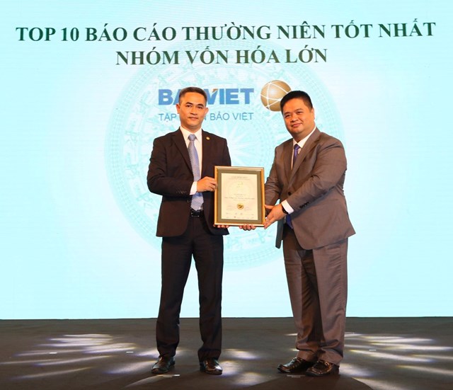 Đại diện Tập đo&agrave;n Bảo Việt nhận giải Top 10 b&aacute;o c&aacute;o thường ni&ecirc;n