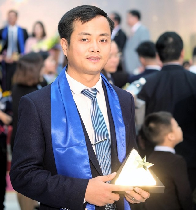 &Ocirc;ng Nguyễn H&ugrave;ng Sơn - Tổng gi&aacute;m đốc FSI tại Lễ trao giải thưởng Sao v&agrave;ng Đất Việt 2018.