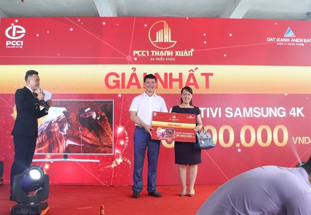 Chị Phương Nhiên – Khách hàng may mắn trúng giải nhất Smart Tivi Samsung 65 inch