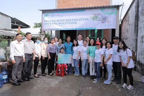 Công ty JTI, Habitat Việt Nam và chính quyền địa phương bàn giao căn nhà mới xây cho gia đình bà Trần Thị Mai (ở Tiền Giang).
