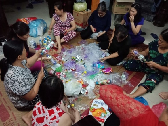Các chị em phụ nữ tham gia thực hành trách nhiệm xã hội môi trường tại TP. Hạ Long trong dự án kết hợp giữa Greenhub và Coca-Cola Việt Nam.