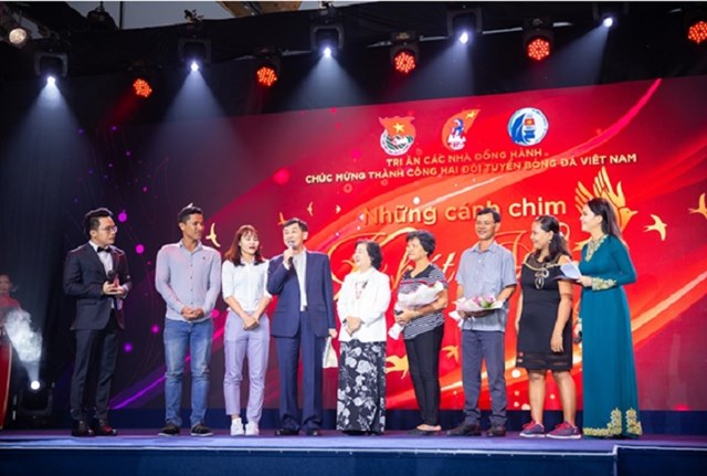 Doanh nhân Johnathan Hạnh Nguyễn ủng hộ nữ tuyển thủ Chương Thị Kiều 300 triệu đồng, ghi nhận những nỗ lực của cô trên sân cỏ trong trận chung kết Sea Games 30.