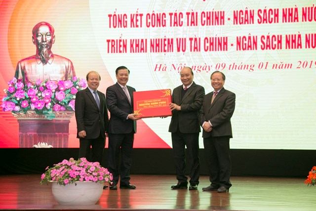 Thủ tướng Nguyễn Xu&acirc;n Ph&uacute;c ch&uacute;c mừng c&aacute;c kết quả ng&agrave;nh T&agrave;i ch&iacute;nh đ&atilde; đạt được trong năm 2018.