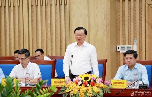 Bộ trưởng Đinh Tiến Dũng ph&aacute;t biểu tại buổi l&agrave;m việc với UBND tỉnh Nghệ An. Nguồn: BNA