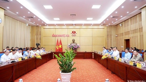 To&agrave;n cảnh buổi l&agrave;m việc của Bộ trưởng Đinh Tiến Dũng với UBND tỉnh Nghệ An. Nguồn: BNA