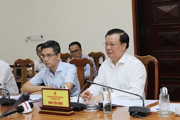 Bộ trưởng Đinh Tiến Dũng ph&aacute;t biểu tại buổi l&agrave;m việc với UBND tỉnh Quảng B&igrave;nh.