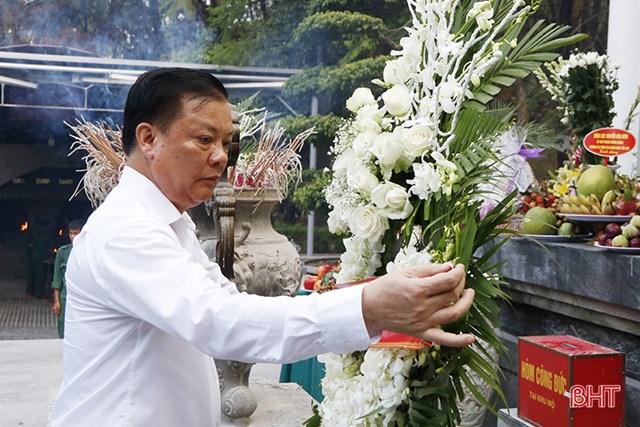 Bộ trưởng Đinh Tiến Dũng d&acirc;ng hoa tại khu mộ 10 nữ thanh ni&ecirc;n xung phong hy sinh tại Ng&atilde; ba Đồng Lộc. Nguồn: BHT