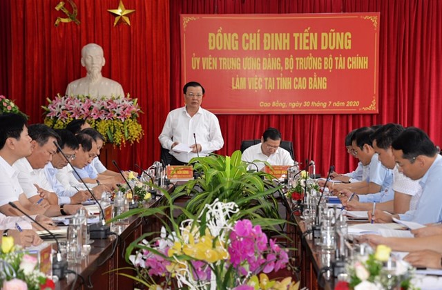 Bộ trưởng Đinh Tiến Dũng ph&aacute;t biểu tại buổi l&agrave;m việc với tỉnh Cao Bằng.
