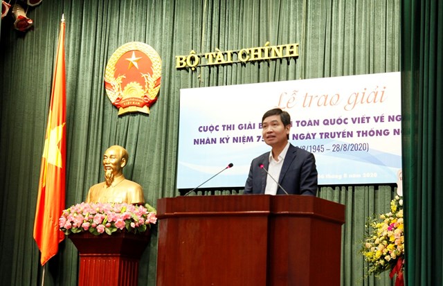 Thứ trưởng Bộ T&agrave;i ch&iacute;nh Tạ Anh Tuấn ph&aacute;t biểu tại buổi lễ.