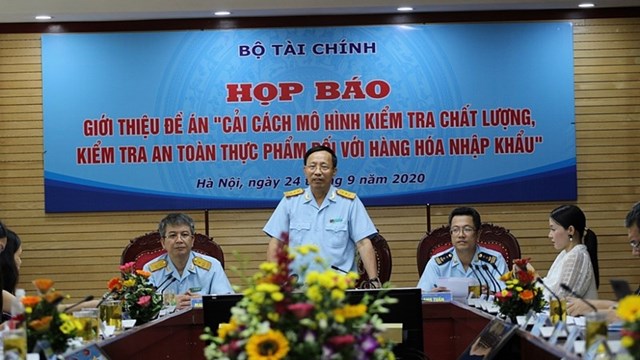 Tổng cục trưởng Tổng cục Hải quan Nguyễn Văn Cẩn ph&aacute;t biểu tại buổi họp b&aacute;o về Đề &aacute;n.