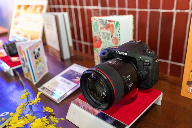 Canon ra mắt máy ảnh EOS 90D, EOS M6 Mark II chuyên chụp thể thao, quay Vlog - Ảnh 2