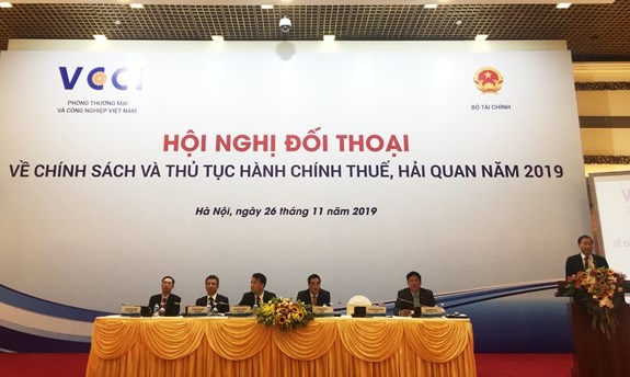 Thứ trưởng Bộ T&agrave;i ch&iacute;nh Trần Xu&acirc;n H&agrave; v&agrave; đại diện Tổng cục Thuế, Tổng cục Hải quan,VCCI tại hội nghị.