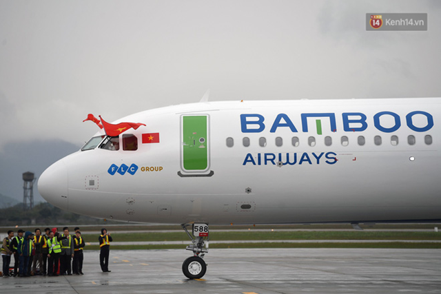 Chiếc m&aacute;y bay Airbus A321 Neo đầu ti&ecirc;n của h&atilde;ng về tới Nội B&agrave;i. Nguồn: kenh14.vn