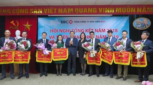 BIC khen tặng c&aacute;c đơn vị ho&agrave;n th&agrave;nh xuất sắc nhiệm vụ năm 2018.