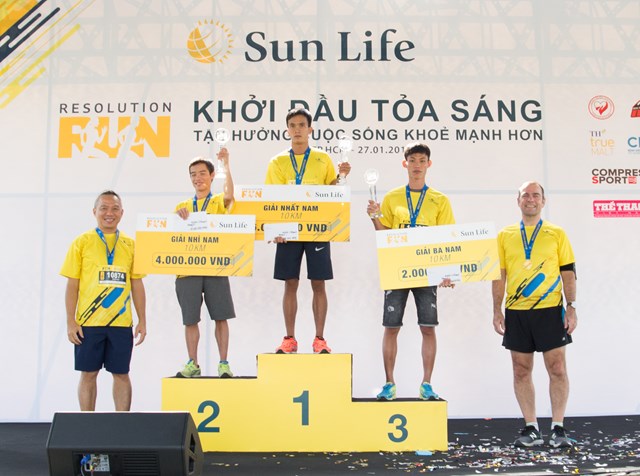 Sun Life Việt Nam trao giải Nhất - Nh&igrave; - Ba cho Nam đường chạy 10 km.