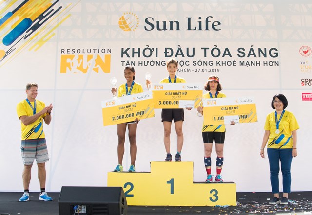 Sun Life Việt Nam trao giải Nhất - Nh&igrave; - Ba cho Nữ đường chạy 5 km.