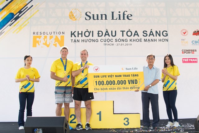 Sun Life Việt Nam trao tặng 100 triệu đồng cho bệnh nh&acirc;n đ&aacute;i th&aacute;o đường.