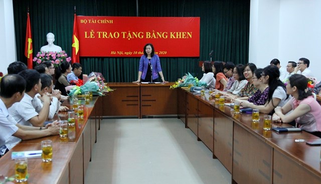 Thứ trưởng Bộ T&agrave;i ch&iacute;nh Vũ Thị Mai ph&aacute;t biểu tại buổi lễ.