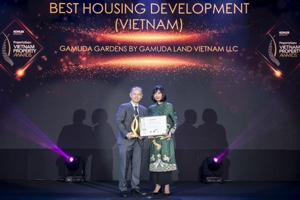 &Ocirc;ng Cheong Ho Kuan - Chủ tịch Gamuda Land Việt Nam nhận giải thưởng.