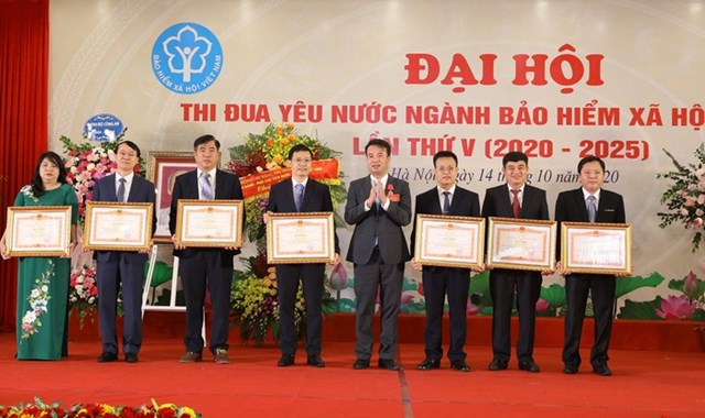 &Ocirc;ng Nguyễn Thế Mạnh - Tổng Gi&aacute;m đốc BHXH Việt Nam trao tặng Bằng khen của Thủ tướng Ch&iacute;nh phủ cho 7 c&aacute; nh&acirc;n của ng&agrave;nh BHXH Việt Nam.