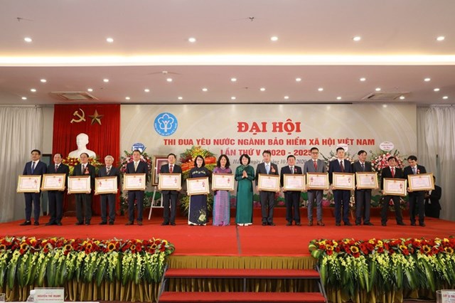 Ph&oacute; Chủ tịch nước Đặng Thị Ngọc Thịnh trao tặng 17 Hu&acirc;n chương Lao động cho c&aacute;c tập thể, c&aacute; nh&acirc;n của ng&agrave;nh BHXH.