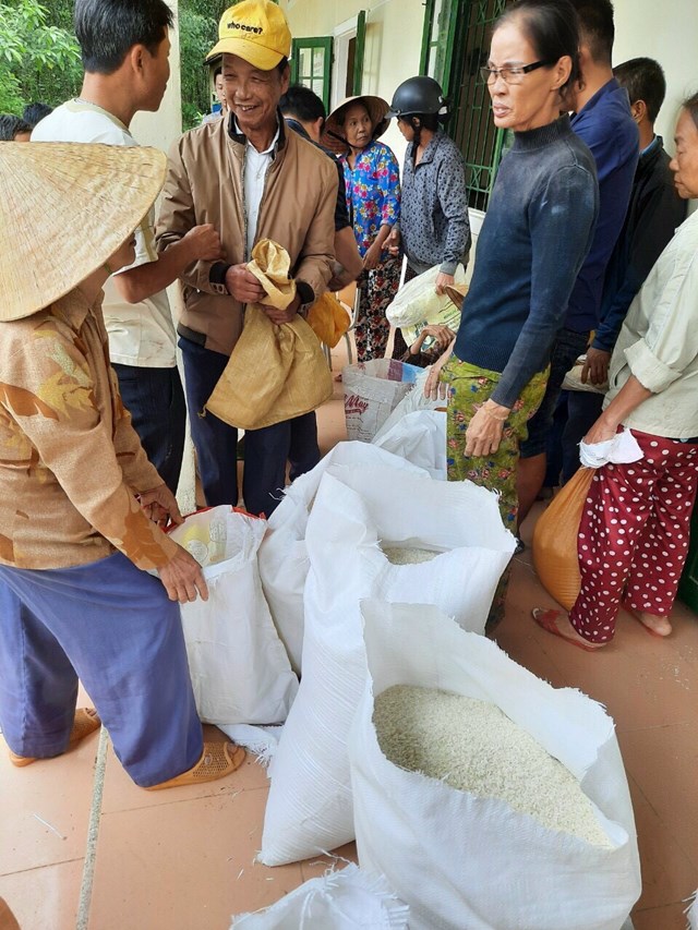 Niềm vui của người d&acirc;n x&atilde; Lộc H&agrave;, huyện Ph&uacute; Lộc, tỉnh Thừa Thi&ecirc;n &ndash; Huế khi được nhận gạo cứu trợ DTQG.