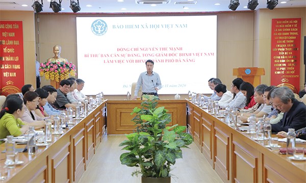 Tổng Gi&aacute;m đốc BHXH Việt Nam Nguyễn Thế Mạnh ph&aacute;t biểu tại buổi l&agrave;m việc với BHXH TP. Đ&agrave; Nẵng.