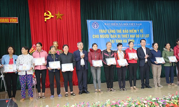 Ph&oacute; Tổng Gi&aacute;m đốc BHXH Việt Nam Phạm Lương Sơn trao tặng thẻ BHYT cho b&agrave; con tại tỉnh H&agrave; Tĩnh