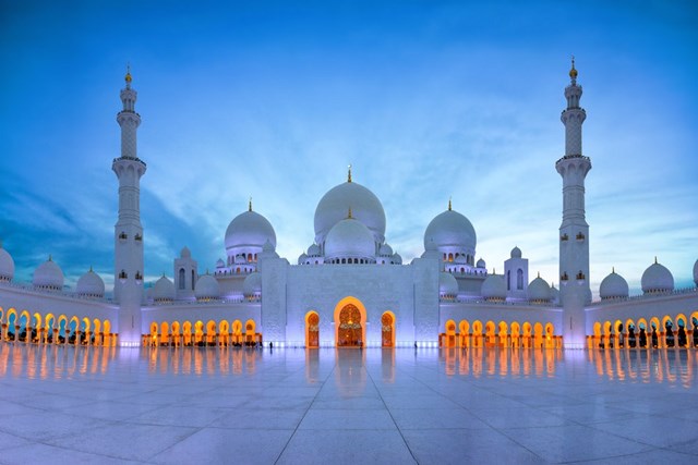 Đại th&aacute;nh đường Sheikh Zayed được dựng n&ecirc;n bởi 100 ng&agrave;n tấn đ&aacute; cẩm thạch, c&oacute; sức chứa 40.000 t&iacute;n đồ đến cầu nguyện.