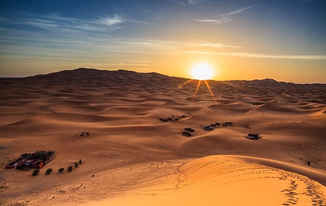 Những cồn c&aacute;t sa mạc xung quanh Abu Dhabi. Th&aacute;ng 6 tới th&aacute;ng 9 tại đ&acirc;y hay xảy ra c&aacute;c trận b&atilde;o c&aacute;t.Tuy