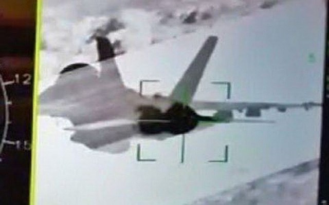Theo bức ảnh m&agrave; truyền th&ocirc;ng Nga đăng tải, ti&ecirc;m k&iacute;ch F/A-18 của Kh&ocirc;ng qu&acirc;n Hải qu&acirc;n Mỹ đ&atilde; bị hệ thống ngắm bắn của chiến đấu cơ Su-35 Nga "t&oacute;m sống".