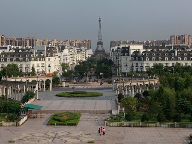 Trung Quốc c&oacute; rất nhiều thị trấn ma nổi tiếng. Tuy nhi&ecirc;n, Tianducheng l&agrave; một trong c&aacute;c thị trấn thu h&uacute;t nhiều sự ch&uacute; &yacute; nhất, v&igrave; l&agrave; bản sao của Paris.