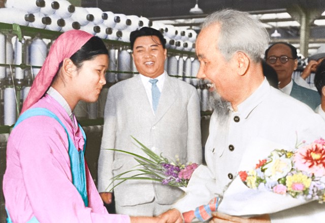Chủ tịch Hồ Ch&iacute; Minh c&ugrave;ng Thủ tướng Kim Nhật Th&agrave;nh tham quan Nh&agrave; m&aacute;y Dệt B&igrave;nh Nhưỡng.