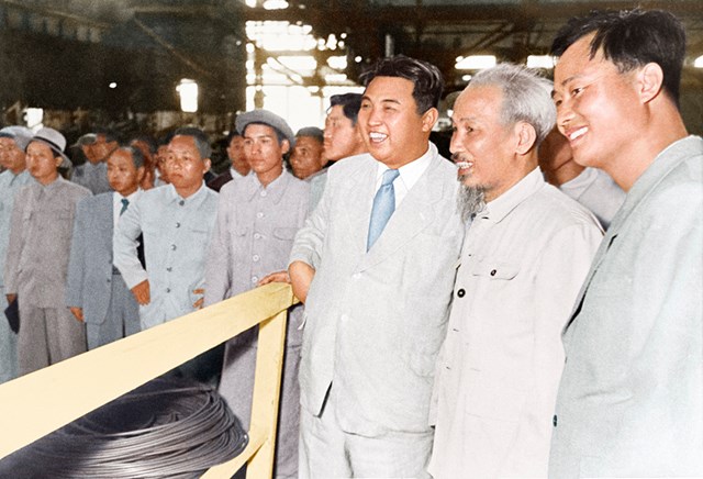Chủ tịch Hồ Ch&iacute; Minh v&agrave; Thủ tướng Kim Nhật Th&agrave;nh tới thăm Nh&agrave; m&aacute;y luyện th&eacute;p GangSon (Triều Ti&ecirc;n).