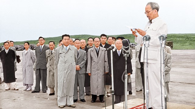 L&atilde;nh đạo Triều Ti&ecirc;n tiễn Chủ tịch Hồ Ch&iacute; Minh rời B&igrave;nh Nhưỡng, th&aacute;ng 7/1957.