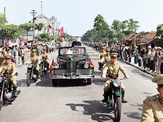 Thủ tướng Kim Nhật Th&agrave;nh đến H&agrave; Nội bắt đầu chuyến thăm tới Việt Nam từ ng&agrave;y 28/11 đến 2/12/1958. Nhiều người d&acirc;n đổ ra đường vẫy cờ hai nước v&agrave; vỗ tay ch&agrave;o mừng &ocirc;ng.