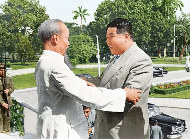 Chủ tịch Hồ Ch&iacute; Minh tiếp đ&oacute;n trọng thị l&atilde;nh tụ Triều Ti&ecirc;n tại Phủ chủ tịch, th&aacute;ng 11/1958.