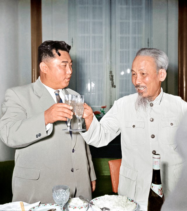 Chủ tịch Hồ Ch&iacute; Minh tổ chức cuộc chi&ecirc;u đ&atilde;i ch&agrave;o mừng Thủ tướng Kim Nhật Th&agrave;nh.