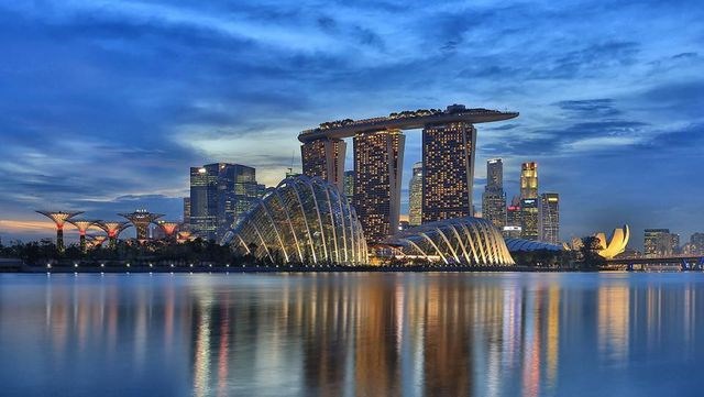 Singapore: Sức hấp dẫn của Singapore được gia tăng trong năm 2018 với sự ra mắt của bộ phim &ldquo;Crazy Rich Asians&rdquo; (Con nh&agrave; si&ecirc;u gi&agrave;u Ch&acirc;u &Aacute;) v&agrave; việc tổ chức th&agrave;nh c&ocirc;ng Hội nghị Thượng đỉnh Mỹ - Triều. Sang năm nay, Singapore đẩy mạnh việc tổ chức c&aacute;c triển l&atilde;m, festival, ho&agrave;n tất những c&ocirc;ng tr&igrave;nh kiến tr&uacute;c đồ sộ với mục đ&iacute;ch hấp dẫn tham quan. Những nh&agrave; h&agrave;ng, kh&aacute;ch sạn, trung t&acirc;m mua sắm cũng được quan t&acirc;m chăm s&oacute;c hơn nhiều...