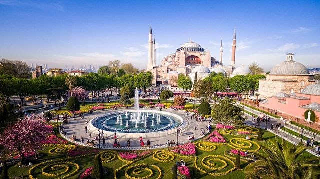 Istanbul, Thổ Nhĩ Kỳ: Thủ đ&ocirc; của Thổ Nhĩ Kỳ đang dần chuyển m&igrave;nh v&agrave; trở th&agrave;nh một điểm đến vừa cổ k&iacute;nh vừa hiện đại. Nơi đ&acirc;y đang mọc l&ecirc;n những khu phức hợp c&ocirc;ng năng phục vụ nhu cầu về văn h&oacute;a - giải tr&iacute; của người d&acirc;n bản địa v&agrave; du kh&aacute;ch. Đ&oacute; l&agrave; những khu trung t&acirc;m vui chơi - giải tr&iacute; c&oacute; cả rạp chiếu phim, triển l&atilde;m, nh&agrave; h&aacute;t, nh&agrave; h&agrave;ng...