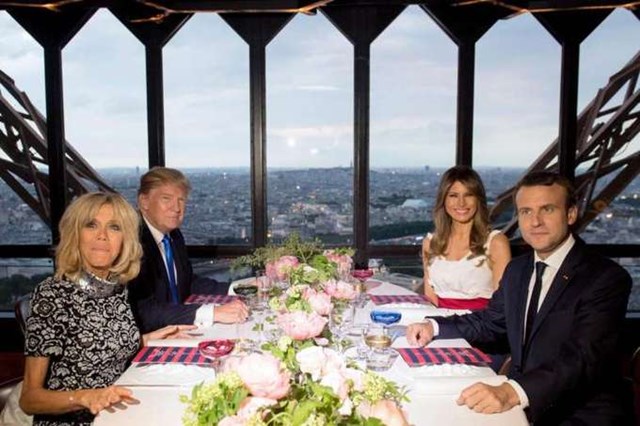 Trong bữa tối tr&ecirc;n đỉnh th&aacute;p Eiffel v&agrave;o th&aacute;ng 7/2017, Tổng thống Ph&aacute;p Emmanuel Macron v&agrave; Trump thưởng thức c&aacute; bơn ăn k&egrave;m cải b&oacute; x&ocirc;i, thịt b&ograve; c&ugrave;ng pate gan ngỗng v&agrave; sốt nấm truffle. M&oacute;n tr&aacute;ng miệng phục vụ hai tổng thống l&agrave; sữa chua, b&aacute;nh chocolate ăn k&egrave;m kem. Ảnh: Straits Times.