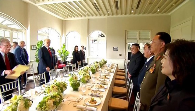 Tại hội nghị thượng đỉnh Trump - Kim ở Singapore hồi th&aacute;ng 6/2018 ở kh&aacute;ch sạn Capella, thực đơn m&agrave; Tổng thống Mỹ d&ugrave;ng c&ugrave;ng Kim Jong-un l&agrave; cocktail t&ocirc;m, salad bơ, nộm xo&agrave;i, bạch tuộc tươi, dưa chuột nhồi thịt, sườn b&ograve; hầm khoai t&acirc;y, s&uacute;p lơ hấp, thịt heo gi&ograve;n sốt chua ngọt, cơm chi&ecirc;n Dương Ch&acirc;u v&agrave; daegu jorim - c&aacute; tuyết kho tương chung với rau củ kiểu Triều Ti&ecirc;n. Ảnh: Mainichi.