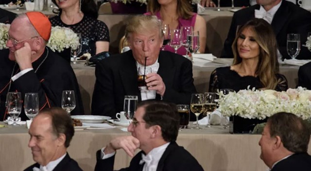 Theo ABCNews, Trump cũng thường tự động chọn một lon nước ngọt d&agrave;nh cho người ăn ki&ecirc;ng, thay v&igrave; nước lọc. &Ocirc;ng d&ugrave;ng salad k&egrave;m nước sốt lạnh trong khi những người kh&aacute;c ăn salad trộn dầu dấm. Ảnh: Mic.