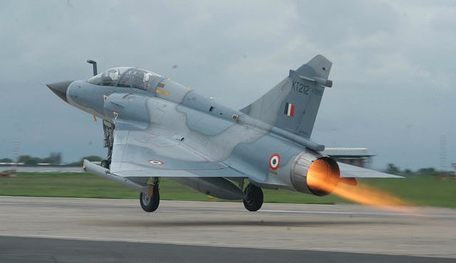 Nhưng trong khi x&aacute;c chiếc MiG-21 Bison rơi tr&ecirc;n đất Pakistan v&agrave; phi c&ocirc;ng Ấn Độ bị bắt sống đ&atilde; tr&agrave;n ngập tr&ecirc;n c&aacute;c phương tiện truyền th&ocirc;ng th&igrave; vẫn chưa c&oacute; bằng chứng n&agrave;o khẳng định Mirage 2000H của New Delhi đ&atilde; bị bắn hạ.