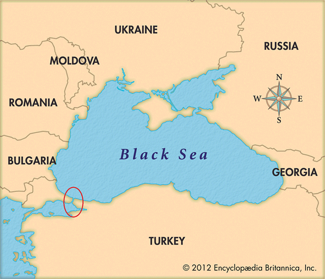 Với vị tr&iacute; đặc biệt của m&igrave;nh, eo biển Bosphorus tr&ecirc;n đất Thổ Nhĩ Kỳ ch&iacute;nh l&agrave; "yết hầu" kết nối tuyến giao th&ocirc;ng huyết mạch giữa biển Đen với biển Địa Trung Hải.